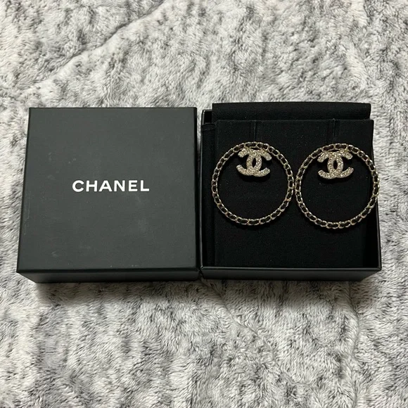🚫SOLD🚫🌺🌸CHANEL XL CC Logo Leather Hoop Earrings in Gold Tone Hardware🌸🌺 - Picture 2 of 8